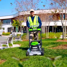Greenworks LM221S бесщеточная, 82V  - аккумуляторная газонокосилка самоходная