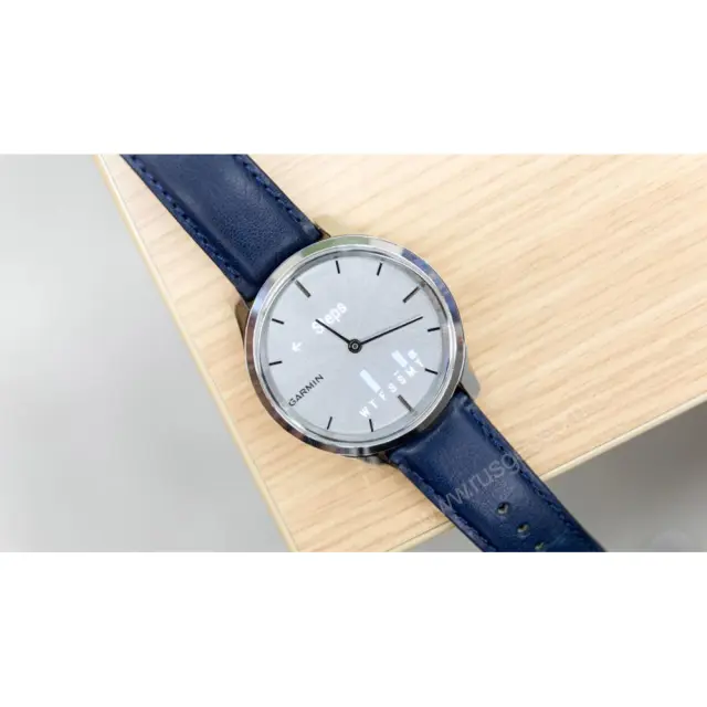Garmin Vivomove Luxe серебристый с темно-синим кожаным ремешком
